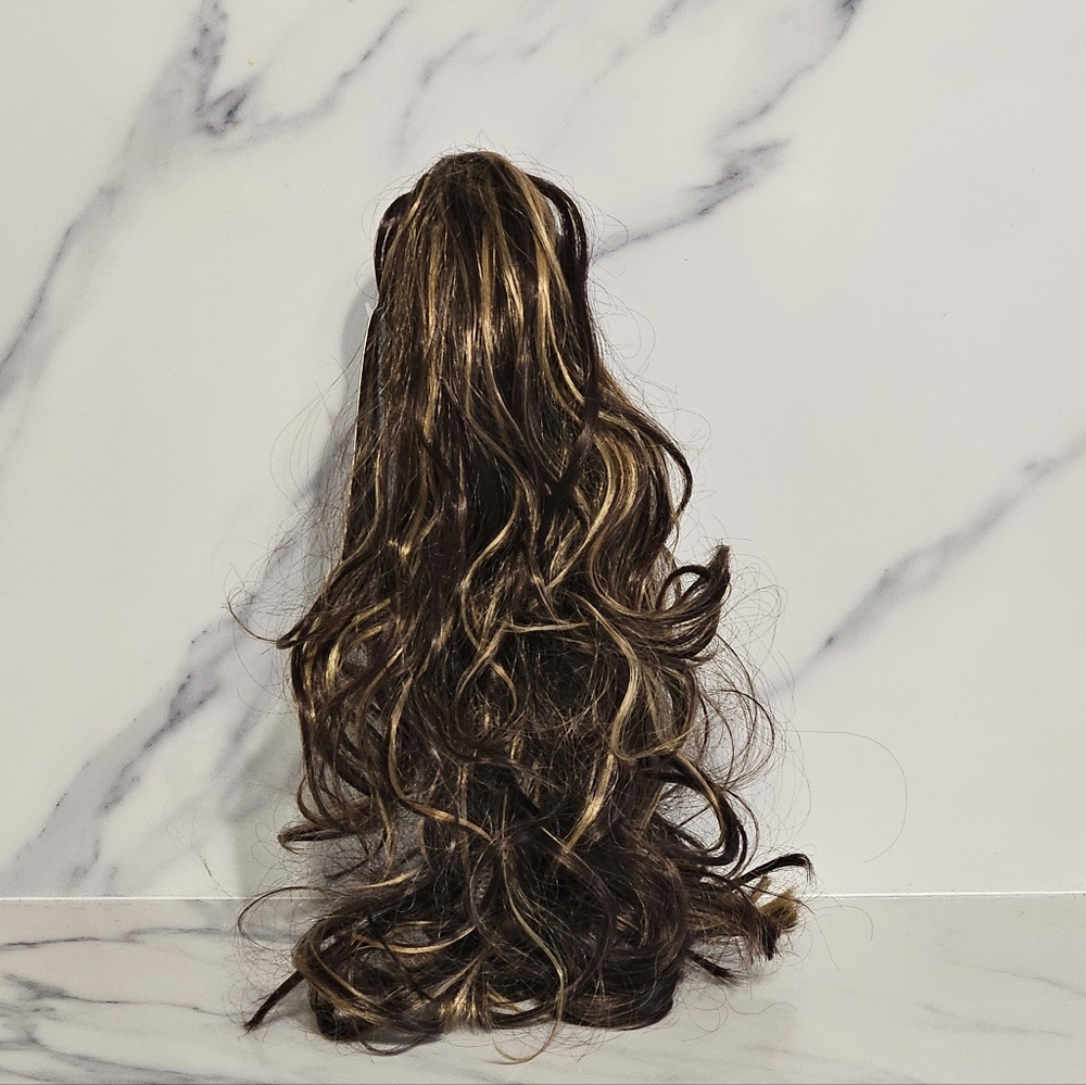 NWT - Elegant Brown With Highlights Clip In Ponytail Hair Extension (18" Long)